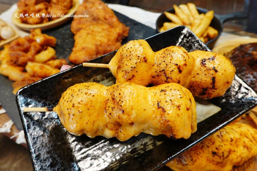 這家台日炸物店好有特色！提供小木屋內用區，明太子加唐揚雞直接炙燒起來！炸物25元起～