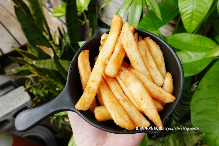 這家台日炸物店好有特色！提供小木屋內用區，明太子加唐揚雞直接炙燒起來！炸物25元起～