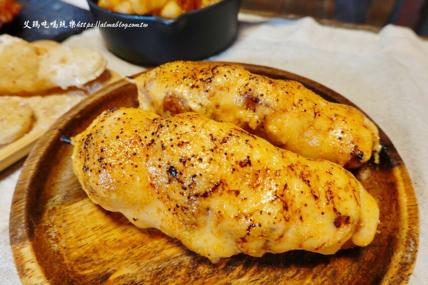 這家台日炸物店好有特色！提供小木屋內用區，明太子加唐揚雞直接炙燒起來！炸物25元起～