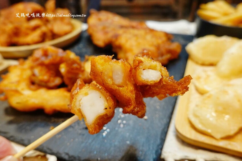 這家台日炸物店好有特色！提供小木屋內用區，明太子加唐揚雞直接炙燒起來！炸物25元起～