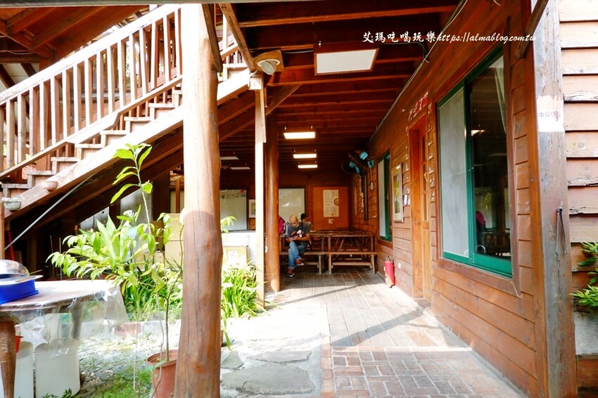 這家台日炸物店好有特色！提供小木屋內用區，明太子加唐揚雞直接炙燒起來！炸物25元起～