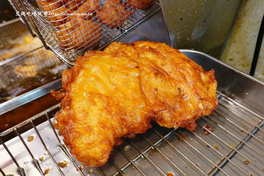 這家台日炸物店好有特色！提供小木屋內用區，明太子加唐揚雞直接炙燒起來！炸物25元起～