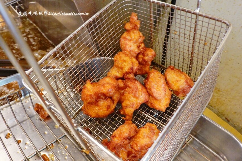 這家台日炸物店好有特色！提供小木屋內用區，明太子加唐揚雞直接炙燒起來！炸物25元起～