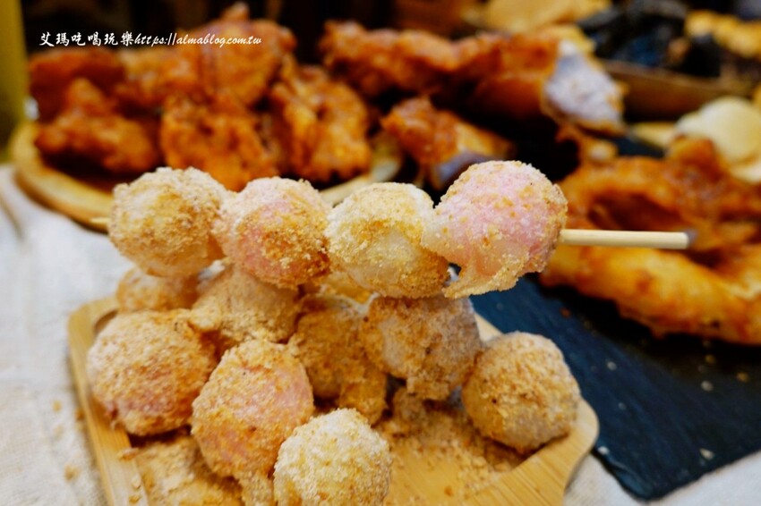 這家台日炸物店好有特色！提供小木屋內用區，明太子加唐揚雞直接炙燒起來！炸物25元起～