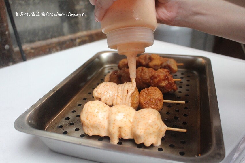 這家台日炸物店好有特色！提供小木屋內用區，明太子加唐揚雞直接炙燒起來！炸物25元起～