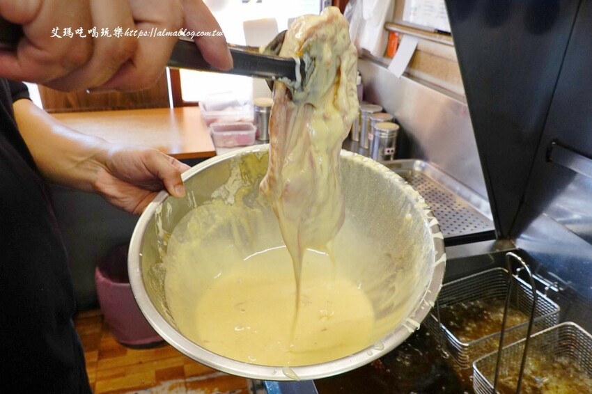 這家台日炸物店好有特色！提供小木屋內用區，明太子加唐揚雞直接炙燒起來！炸物25元起～