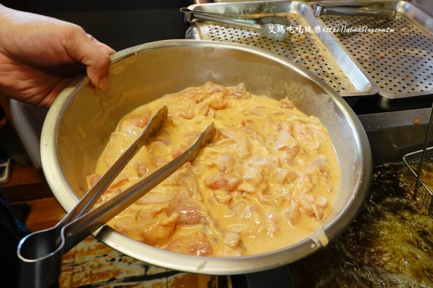 這家台日炸物店好有特色！提供小木屋內用區，明太子加唐揚雞直接炙燒起來！炸物25元起～