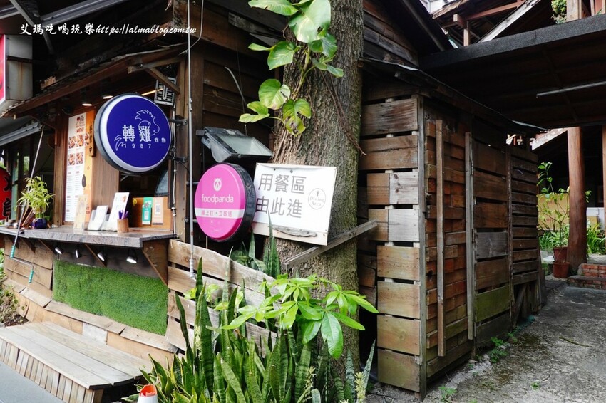 這家台日炸物店好有特色！提供小木屋內用區，明太子加唐揚雞直接炙燒起來！炸物25元起～