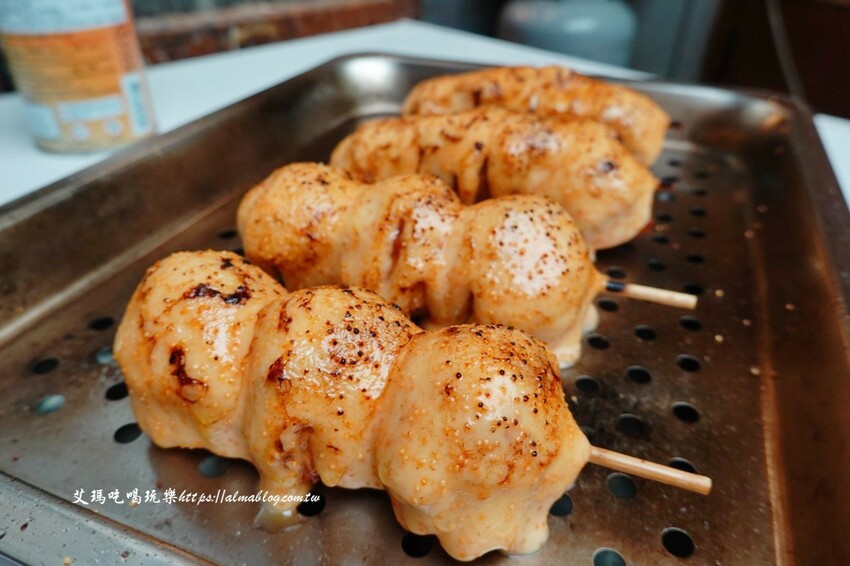 這家台日炸物店好有特色！提供小木屋內用區，明太子加唐揚雞直接炙燒起來！炸物25元起～