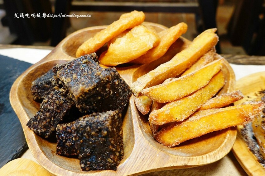 這家台日炸物店好有特色！提供小木屋內用區，明太子加唐揚雞直接炙燒起來！炸物25元起～