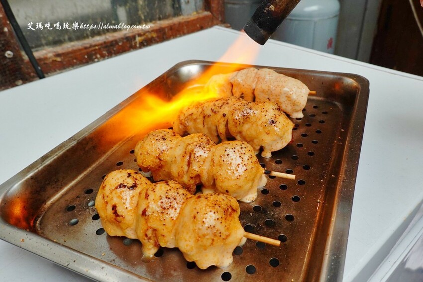 這家台日炸物店好有特色！提供小木屋內用區，明太子加唐揚雞直接炙燒起來！炸物25元起～