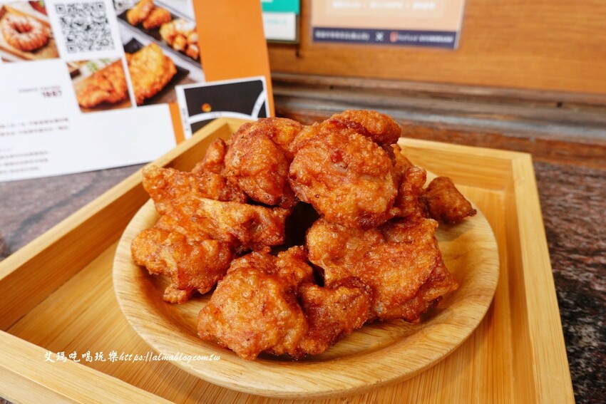 這家台日炸物店好有特色！提供小木屋內用區，明太子加唐揚雞直接炙燒起來！炸物25元起～