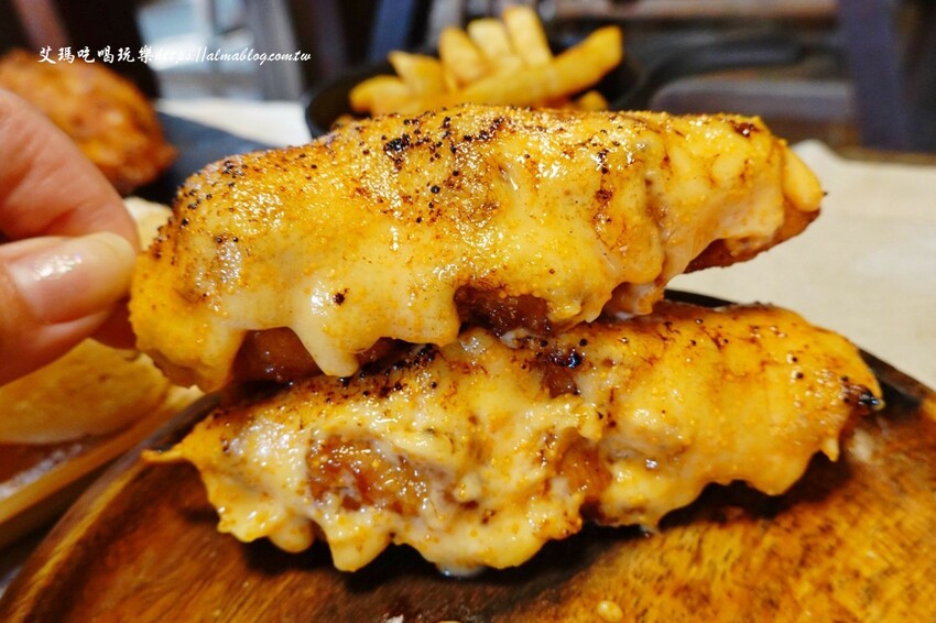 這家台日炸物店好有特色！提供小木屋內用區，明太子加唐揚雞直接炙燒起來！炸物25元起～