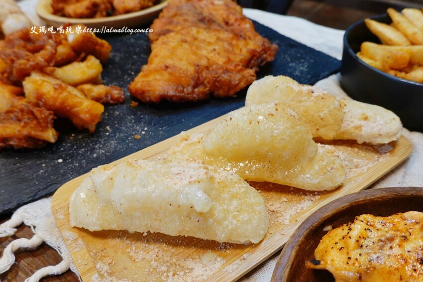 這家台日炸物店好有特色！提供小木屋內用區，明太子加唐揚雞直接炙燒起來！炸物25元起～