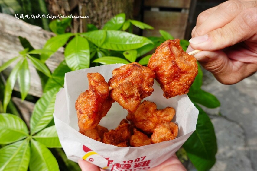 這家台日炸物店好有特色！提供小木屋內用區，明太子加唐揚雞直接炙燒起來！炸物25元起～