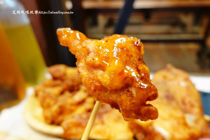 這家台日炸物店好有特色！提供小木屋內用區，明太子加唐揚雞直接炙燒起來！炸物25元起～