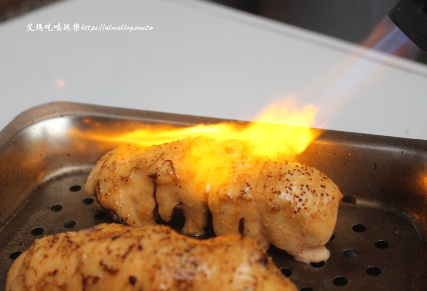 這家台日炸物店好有特色！提供小木屋內用區，明太子加唐揚雞直接炙燒起來！炸物25元起～