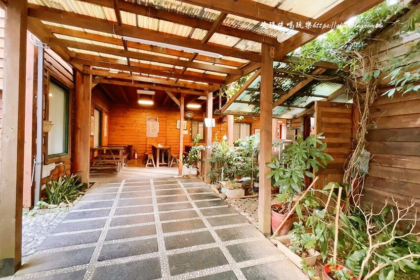 這家台日炸物店好有特色！提供小木屋內用區，明太子加唐揚雞直接炙燒起來！炸物25元起～