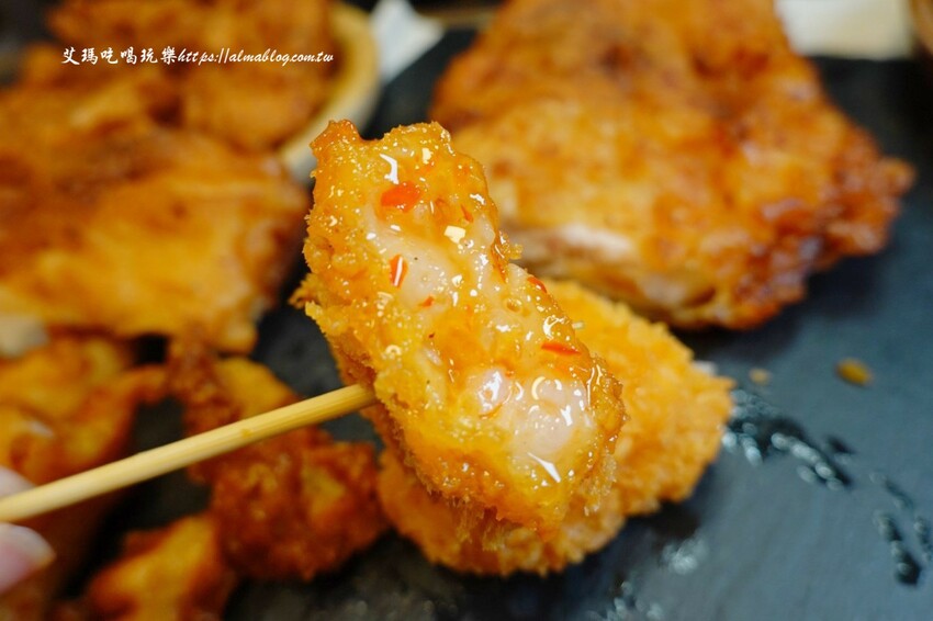 這家台日炸物店好有特色！提供小木屋內用區，明太子加唐揚雞直接炙燒起來！炸物25元起～