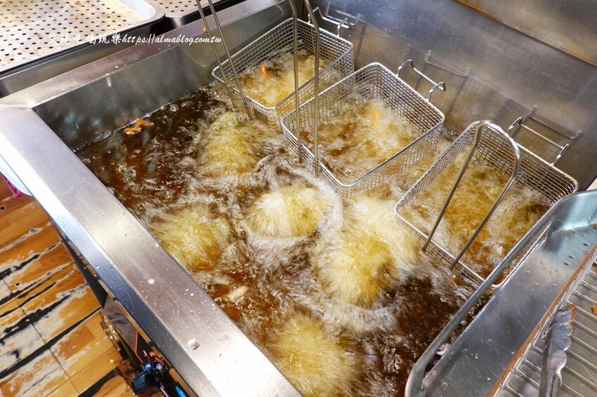 這家台日炸物店好有特色！提供小木屋內用區，明太子加唐揚雞直接炙燒起來！炸物25元起～