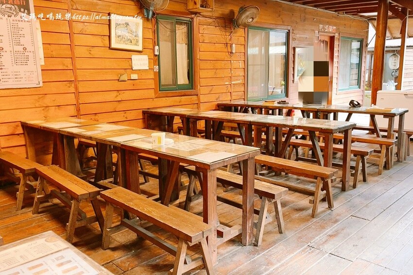 這家台日炸物店好有特色！提供小木屋內用區，明太子加唐揚雞直接炙燒起來！炸物25元起～