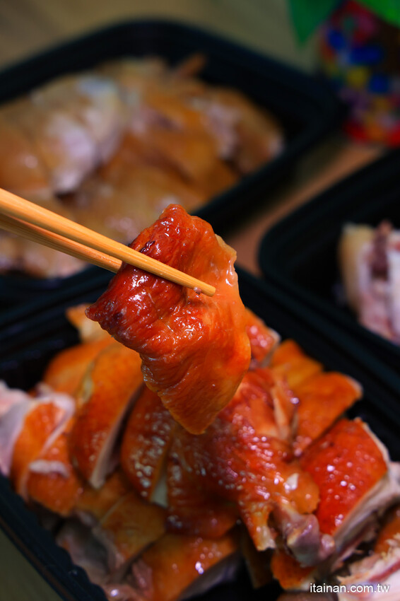 日賣300隻雞!國產土雞專賣~白斬、煙燻、油雞三口味!土雞便當、半雞切盤、拜拜祭祖全雞預訂好方便!外皮油亮肉質鮮嫩多汁一吃成主顧「好棒棒土雞專賣店」土雞便當 @台南好Food遊