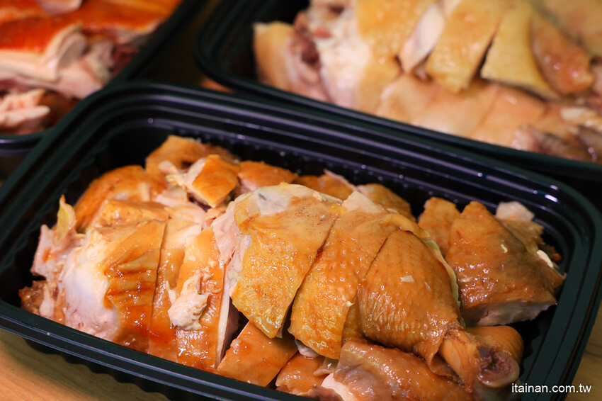 日賣300隻雞!國產土雞專賣~白斬、煙燻、油雞三口味!土雞便當、半雞切盤、拜拜祭祖全雞預訂好方便!外皮油亮肉質鮮嫩多汁一吃成主顧「好棒棒土雞專賣店」土雞便當 @台南好Food遊