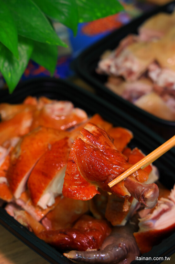 日賣300隻雞!國產土雞專賣~白斬、煙燻、油雞三口味!土雞便當、半雞切盤、拜拜祭祖全雞預訂好方便!外皮油亮肉質鮮嫩多汁一吃成主顧「好棒棒土雞專賣店」土雞便當 @台南好Food遊