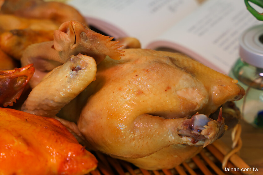 日賣300隻雞!國產土雞專賣~白斬、煙燻、油雞三口味!土雞便當、半雞切盤、拜拜祭祖全雞預訂好方便!外皮油亮肉質鮮嫩多汁一吃成主顧「好棒棒土雞專賣店」土雞便當 @台南好Food遊