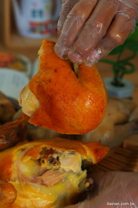 日賣300隻雞!國產土雞專賣~白斬、煙燻、油雞三口味!土雞便當、半雞切盤、拜拜祭祖全雞預訂好方便!外皮油亮肉質鮮嫩多汁一吃成主顧「好棒棒土雞專賣店」土雞便當 @台南好Food遊