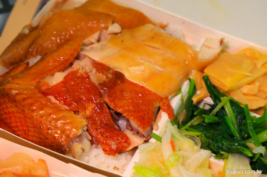 日賣300隻雞!國產土雞專賣~白斬、煙燻、油雞三口味!土雞便當、半雞切盤、拜拜祭祖全雞預訂好方便!外皮油亮肉質鮮嫩多汁一吃成主顧「好棒棒土雞專賣店」土雞便當 @台南好Food遊