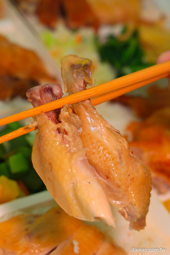 日賣300隻雞!國產土雞專賣~白斬、煙燻、油雞三口味!土雞便當、半雞切盤、拜拜祭祖全雞預訂好方便!外皮油亮肉質鮮嫩多汁一吃成主顧「好棒棒土雞專賣店」土雞便當 @台南好Food遊