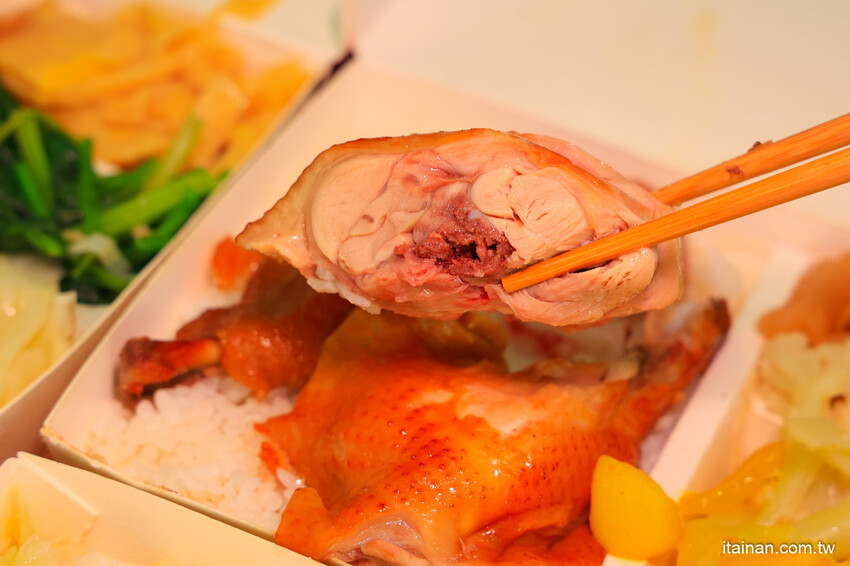 日賣300隻雞!國產土雞專賣~白斬、煙燻、油雞三口味!土雞便當、半雞切盤、拜拜祭祖全雞預訂好方便!外皮油亮肉質鮮嫩多汁一吃成主顧「好棒棒土雞專賣店」土雞便當 @台南好Food遊