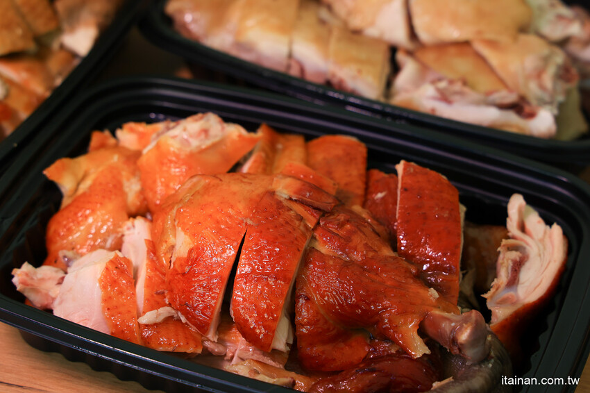 日賣300隻雞!國產土雞專賣~白斬、煙燻、油雞三口味!土雞便當、半雞切盤、拜拜祭祖全雞預訂好方便!外皮油亮肉質鮮嫩多汁一吃成主顧「好棒棒土雞專賣店」土雞便當 @台南好Food遊