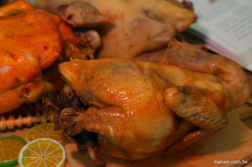 日賣300隻雞!國產土雞專賣~白斬、煙燻、油雞三口味!土雞便當、半雞切盤、拜拜祭祖全雞預訂好方便!外皮油亮肉質鮮嫩多汁一吃成主顧「好棒棒土雞專賣店」土雞便當 @台南好Food遊