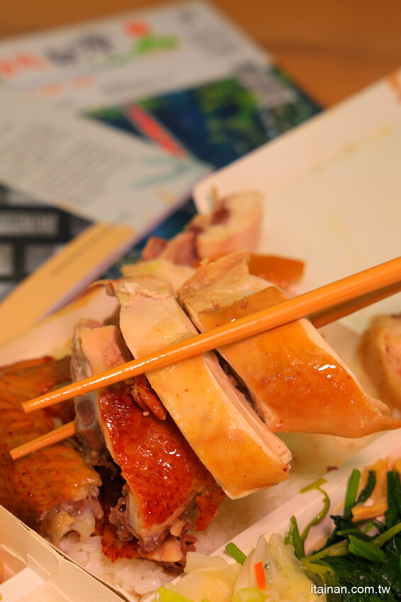 日賣300隻雞!國產土雞專賣~白斬、煙燻、油雞三口味!土雞便當、半雞切盤、拜拜祭祖全雞預訂好方便!外皮油亮肉質鮮嫩多汁一吃成主顧「好棒棒土雞專賣店」土雞便當 @台南好Food遊