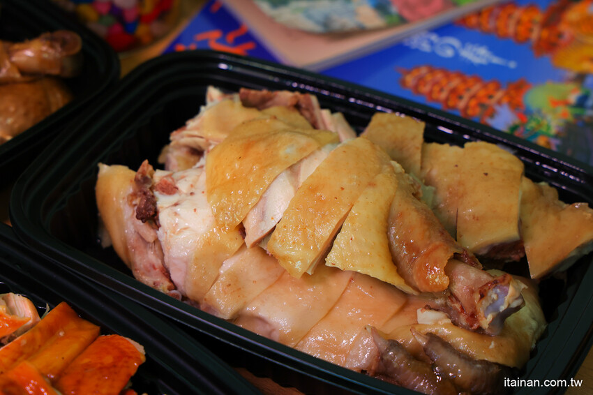 日賣300隻雞!國產土雞專賣~白斬、煙燻、油雞三口味!土雞便當、半雞切盤、拜拜祭祖全雞預訂好方便!外皮油亮肉質鮮嫩多汁一吃成主顧「好棒棒土雞專賣店」土雞便當 @台南好Food遊