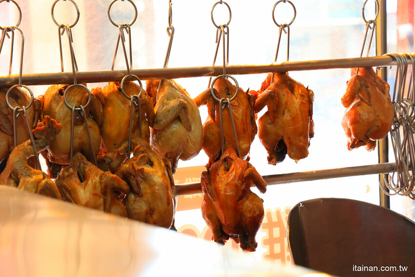 日賣300隻雞!國產土雞專賣~白斬、煙燻、油雞三口味!土雞便當、半雞切盤、拜拜祭祖全雞預訂好方便!外皮油亮肉質鮮嫩多汁一吃成主顧「好棒棒土雞專賣店」土雞便當 @台南好Food遊