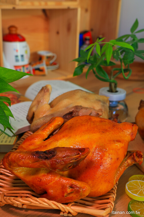 日賣300隻雞!國產土雞專賣~白斬、煙燻、油雞三口味!土雞便當、半雞切盤、拜拜祭祖全雞預訂好方便!外皮油亮肉質鮮嫩多汁一吃成主顧「好棒棒土雞專賣店」土雞便當 @台南好Food遊