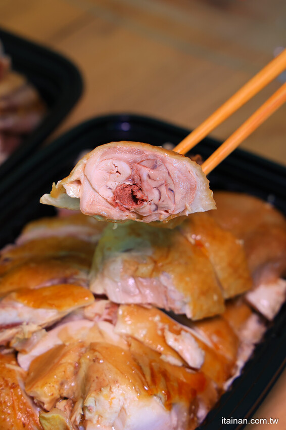 日賣300隻雞!國產土雞專賣~白斬、煙燻、油雞三口味!土雞便當、半雞切盤、拜拜祭祖全雞預訂好方便!外皮油亮肉質鮮嫩多汁一吃成主顧「好棒棒土雞專賣店」土雞便當 @台南好Food遊