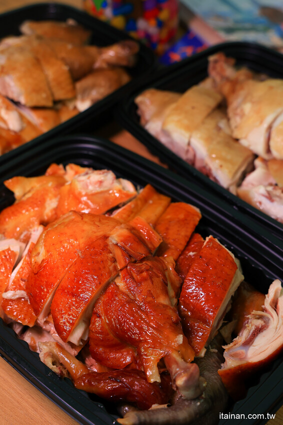 日賣300隻雞!國產土雞專賣~白斬、煙燻、油雞三口味!土雞便當、半雞切盤、拜拜祭祖全雞預訂好方便!外皮油亮肉質鮮嫩多汁一吃成主顧「好棒棒土雞專賣店」土雞便當 @台南好Food遊