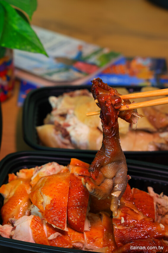 日賣300隻雞!國產土雞專賣~白斬、煙燻、油雞三口味!土雞便當、半雞切盤、拜拜祭祖全雞預訂好方便!外皮油亮肉質鮮嫩多汁一吃成主顧「好棒棒土雞專賣店」土雞便當 @台南好Food遊