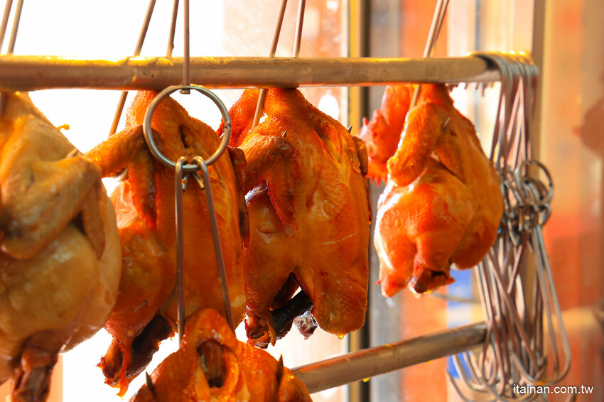 日賣300隻雞!國產土雞專賣~白斬、煙燻、油雞三口味!土雞便當、半雞切盤、拜拜祭祖全雞預訂好方便!外皮油亮肉質鮮嫩多汁一吃成主顧「好棒棒土雞專賣店」土雞便當 @台南好Food遊