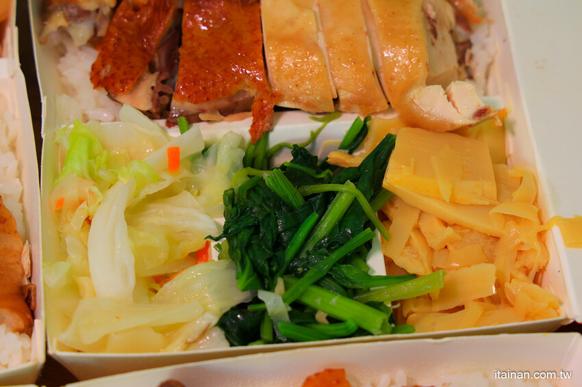 日賣300隻雞!國產土雞專賣~白斬、煙燻、油雞三口味!土雞便當、半雞切盤、拜拜祭祖全雞預訂好方便!外皮油亮肉質鮮嫩多汁一吃成主顧「好棒棒土雞專賣店」土雞便當 @台南好Food遊