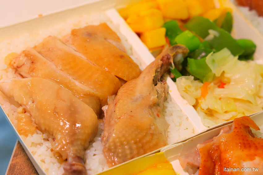 日賣300隻雞!國產土雞專賣~白斬、煙燻、油雞三口味!土雞便當、半雞切盤、拜拜祭祖全雞預訂好方便!外皮油亮肉質鮮嫩多汁一吃成主顧「好棒棒土雞專賣店」土雞便當 @台南好Food遊