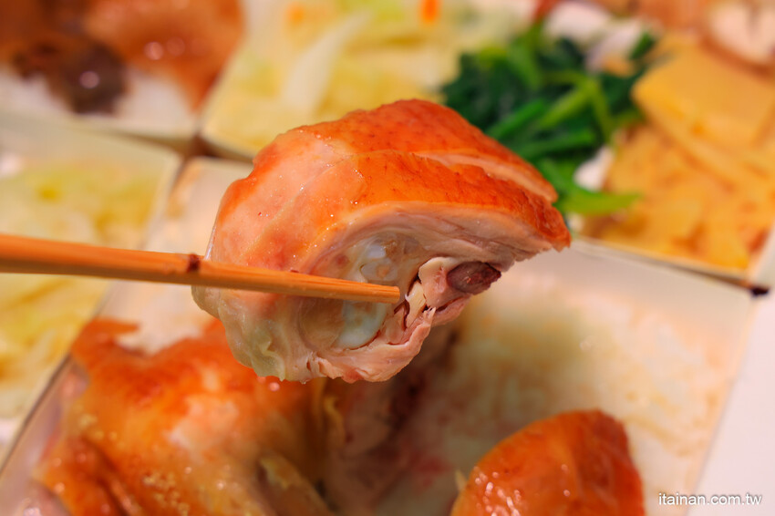 日賣300隻雞!國產土雞專賣~白斬、煙燻、油雞三口味!土雞便當、半雞切盤、拜拜祭祖全雞預訂好方便!外皮油亮肉質鮮嫩多汁一吃成主顧「好棒棒土雞專賣店」土雞便當 @台南好Food遊