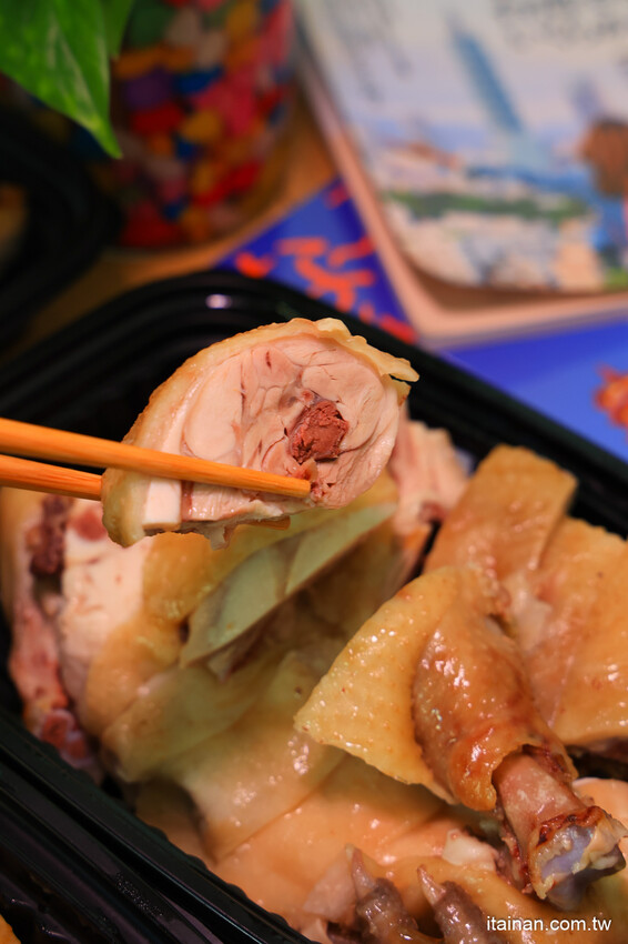 日賣300隻雞!國產土雞專賣~白斬、煙燻、油雞三口味!土雞便當、半雞切盤、拜拜祭祖全雞預訂好方便!外皮油亮肉質鮮嫩多汁一吃成主顧「好棒棒土雞專賣店」土雞便當 @台南好Food遊