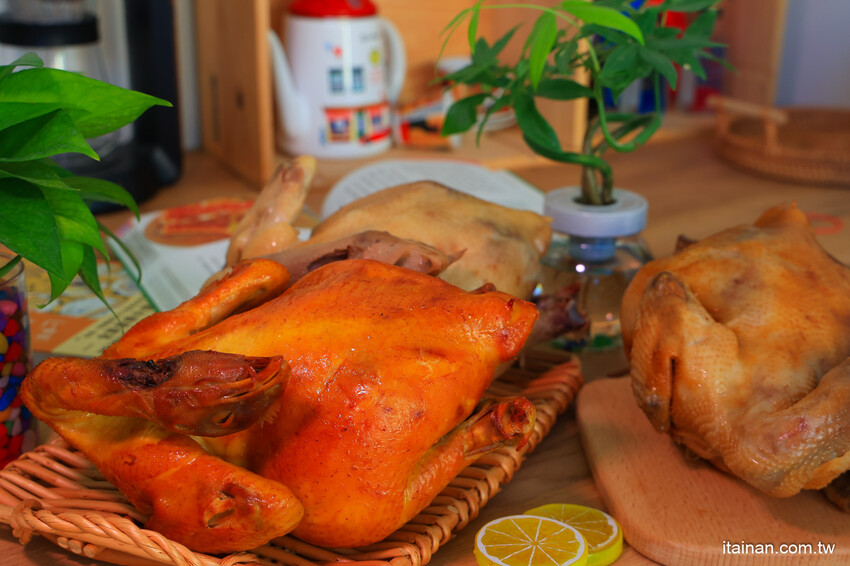 日賣300隻雞!國產土雞專賣~白斬、煙燻、油雞三口味!土雞便當、半雞切盤、拜拜祭祖全雞預訂好方便!外皮油亮肉質鮮嫩多汁一吃成主顧「好棒棒土雞專賣店」土雞便當 @台南好Food遊