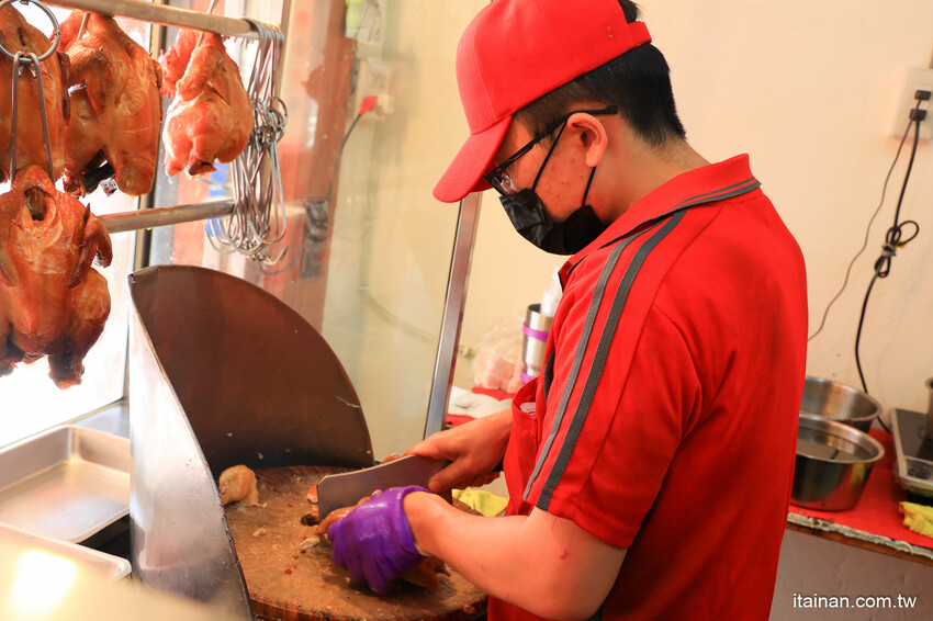 日賣300隻雞!國產土雞專賣~白斬、煙燻、油雞三口味!土雞便當、半雞切盤、拜拜祭祖全雞預訂好方便!外皮油亮肉質鮮嫩多汁一吃成主顧「好棒棒土雞專賣店」土雞便當 @台南好Food遊