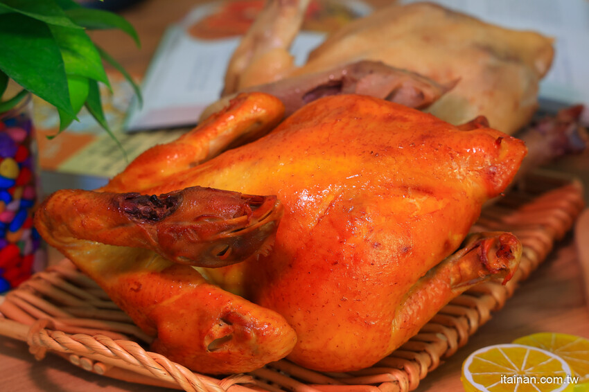 日賣300隻雞!國產土雞專賣~白斬、煙燻、油雞三口味!土雞便當、半雞切盤、拜拜祭祖全雞預訂好方便!外皮油亮肉質鮮嫩多汁一吃成主顧「好棒棒土雞專賣店」土雞便當 @台南好Food遊